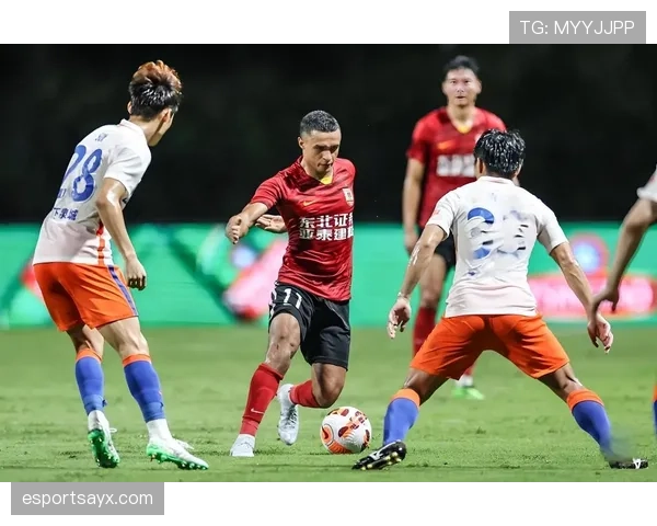 足球新星闪耀联赛,年轻才俊稳健表现引热议 足球新星闪耀联赛,年轻才俊稳健表现引热议